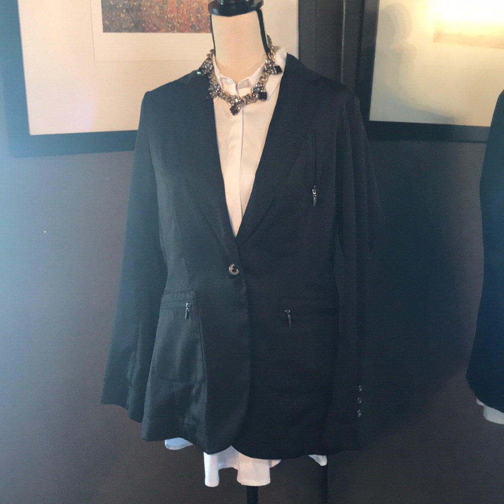 Beautiful Lightweight Black Zippers pockets Blazer